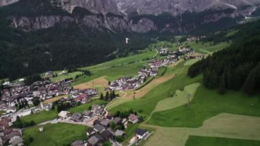 İtalya 'nın Dolomites kentindeki Kolfuschg dağ köyünün hava manzarası