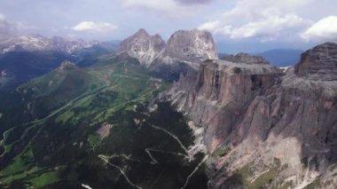 İtalya 'nın Dolomites kentindeki Pordoi' nin ünlü kayalık zirvesinin hava manzarası.