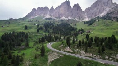 Dolomite Dağları 'ndaki Gardena Geçidi' ndeki araba sürüşünün hava görüntüsü