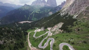 Dolomites Pordoi Dağı 'ndaki kavisli dağ geçidinde hava gösterisi.