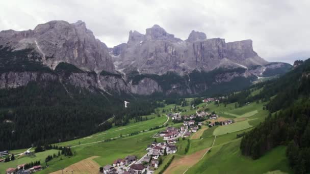 Αεροφωτογραφία Του Ορεινού Χωριού Kolfuschg Στους Δολομίτες Της Ιταλίας — Αρχείο Βίντεο