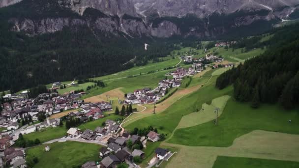 Αεροφωτογραφία Του Χωριού Kolfuschg Της Ορεινής Κοιλάδας Στους Δολομίτες Της — Αρχείο Βίντεο