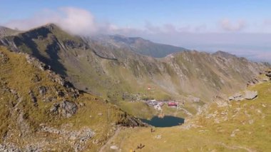 Romanya 'nın Karpatya dağ vadisinde buzul gölü Balea' nın havadan görünüşü