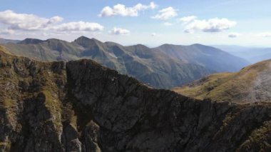 Romanya 'nın Carpathian kayalık dağ sırtı üzerindeki yürüyüşçülerin hava manzarası