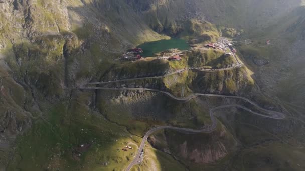 Αεροφωτογραφία Της Λίμνης Μπαλέα Περιδίνηση Τρανσφαγκαρασάν Ορεινό Δρόμο — Αρχείο Βίντεο