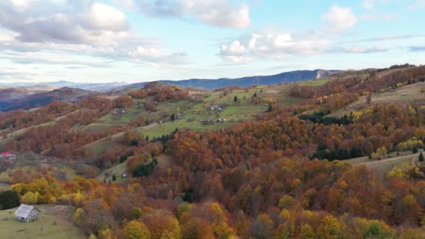 Luftaufnahme Eines Bergdorfes Mit Herbstlich Orangefarbenem Wald Siebenbürgen — Stockvideo