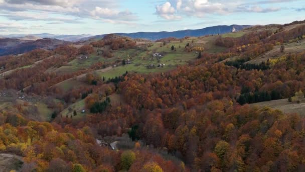 秋の秋の秋の森と丘の上の家屋の空中ビュー — ストック動画