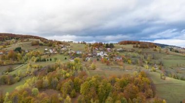 Sonbaharda renkli ağaçlar düşen pitoresk köyün havadan hipervane hızı