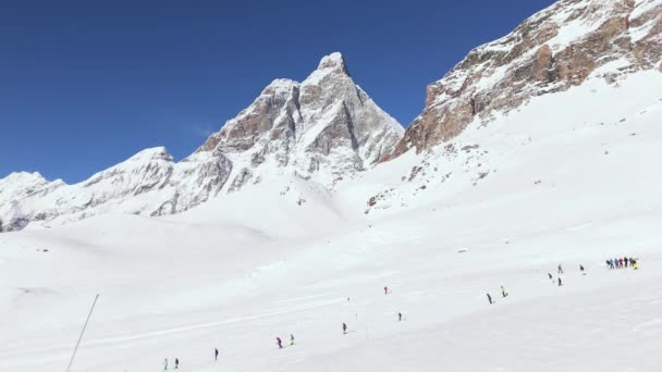 Esquiadores Esquiando Cerca Del Pico Montaña Matterhorn Los Alpes Italianos — Vídeos de Stock