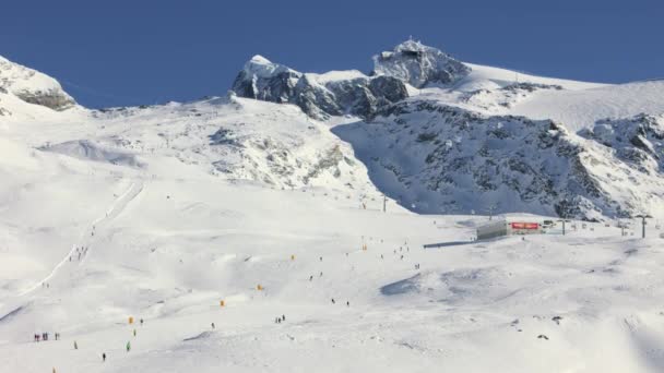 Vista Aérea Esquiadores Esqui Encosta Perto Geleira Montanha Suíça Itália — Vídeo de Stock