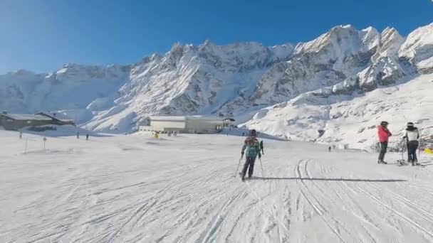 Narciarki Nartach Stoku Włoskim Ośrodku Narciarskim Widokiem Alpy Górskie — Wideo stockowe