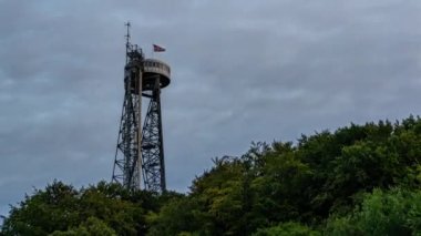 Danimarka 'daki 105 metre yüksekliğindeki Aalborg Kulesi' nin Gece Zamanına geçişi. Kule bir bakış açısına ve bir restorana sahip.
