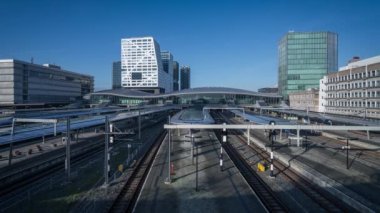 Yerel trenler Hollanda 'nın Utrecht kentindeki modern tren istasyonuna varır ve hareket eder.