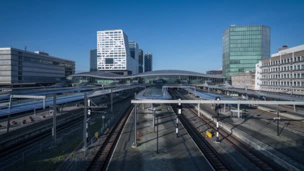 Időeltolódás Helyi Vonatok Érkeznek Hagyja Modern Állomás Utrecht Hollandiában — Stock videók