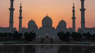 Abu Dabi, Birleşik Arap Emirlikleri 'ndeki Şeyh Zayed Büyük Camii' nin gündüz-gece geçişi sırasında hızlandırılmış yakınlaşması.