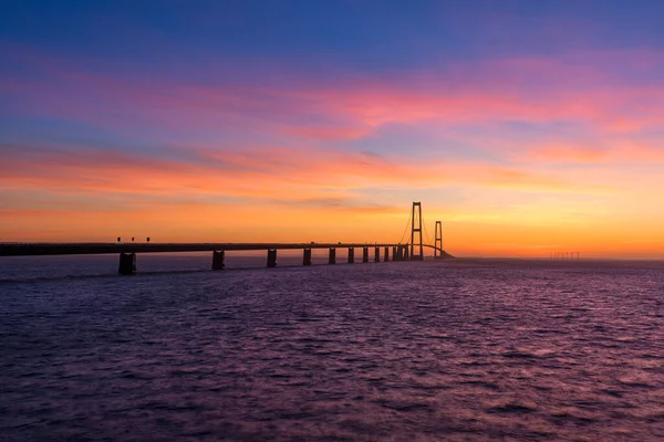 Most Wielkiego Pasa Danii Podczas Bardzo Kolorowego Zachodu Słońca — Zdjęcie stockowe