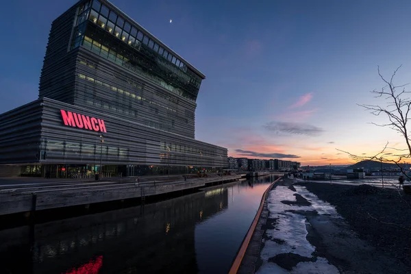 Norveç, Oslo 'da yeni inşa edilen Munch Müzesi bir kış gecesi görüldü