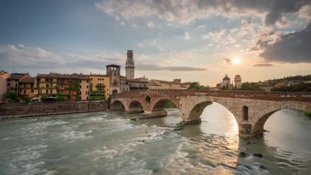 意大利维罗纳著名的Ponte Pietra桥穿越Adige河的时间片段 — 图库视频影像