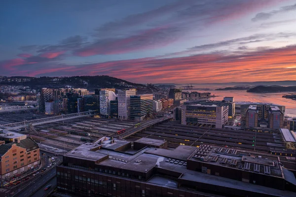 Oslo ve Oslo Fjord 'da güzel bir günbatımı. Arka planda Munch Müzesi var.