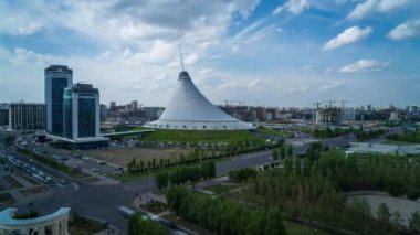 Astana, Kazakistan 'daki Khan Shatyr Eğlence Merkezi' nin zaman aşımı. Merkez, restoranlar ve sinemalar da dahil olmak üzere alışveriş ve tatil tesislerine ev sahipliği yapıyor.