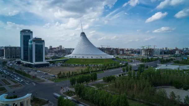 カザフスタンのアスタナにあるカーン シャティル エンターテイメント センターのタイムラウンド センターはレストランや映画館を含むショッピングやレジャー施設の拠点です — ストック動画