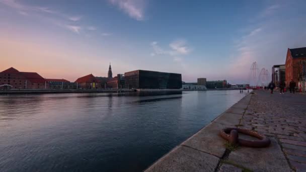位于哥本哈根市中心海滨的黑色钻石大楼 丹麦皇家图书馆 的时间拉普斯剪报 — 图库视频影像