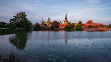 Kopenhag 'ın kuzeyindeki Hillerd' deki ünlü Danimarka Kalesi Frederiksborg Slot 'tan bir klip. Kale 1560-1620 yılları arasında inşa edildi..