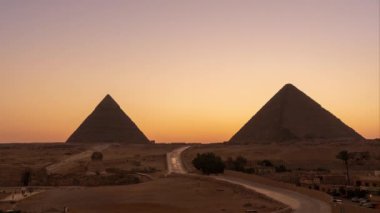 Günbegün zaman ve Mısır 'ın Kahire yakınlarındaki Giza' daki en büyük iki piramidin ışık gösterisi.