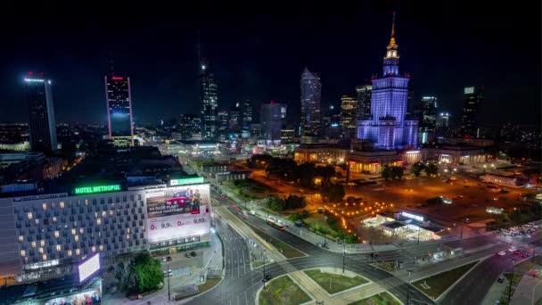波兰华沙市中心交通的夜幕降临 灯火通明的文化宫在后面 — 图库视频影像