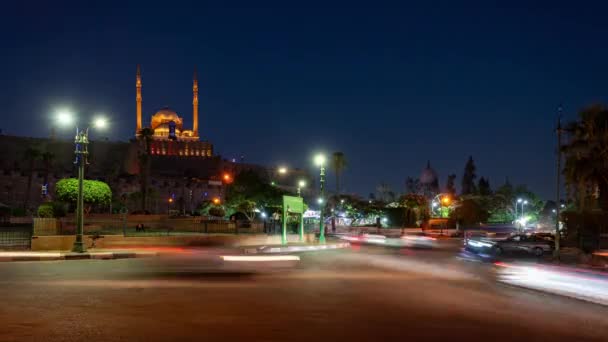 カイロのラウンドアウトで エジプトの有名なモハメド モスクでの夜のタイムラプスの交通クリップ — ストック動画