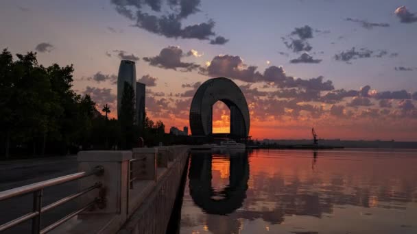 아제르바이잔 아름다운 일출과 크레센트 호텔과 해안가 — 비디오