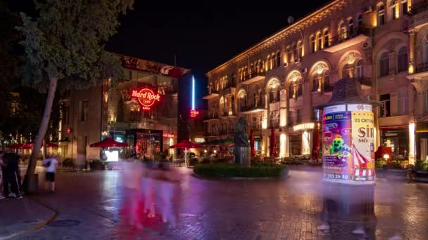 阿塞拜疆巴库 Quot 硬石咖啡店 Quot 的行人走过繁忙街道的夜间时间 — 图库视频影像