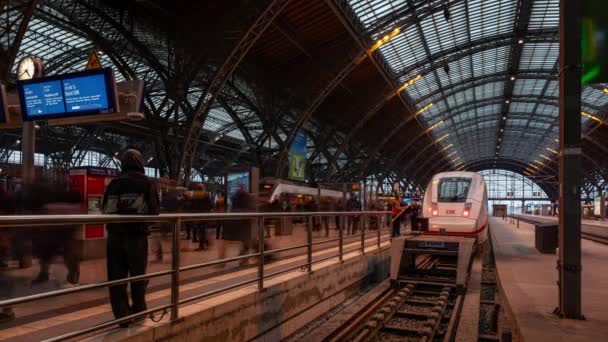 Timelapse Κλιπ Γερμανικού Τρένου Μεγάλης Ταχύτητας Που Φθάνει Και Αναχωρεί — Αρχείο Βίντεο