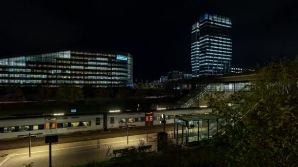 Horario Nocturno Trenes Que Llegan Salen Estación Orestad Cerca Copenhague — Vídeos de Stock
