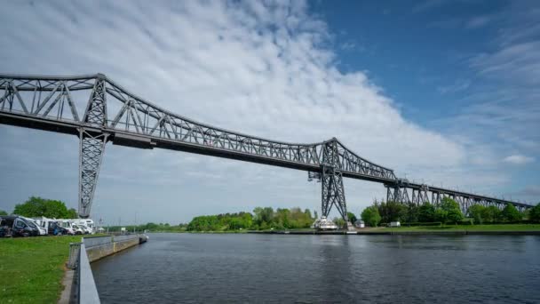 Rendsburg High Bridge Suspension Ferry Που Μεταφέρει Ανθρώπους Και Αυτοκίνητα — Αρχείο Βίντεο