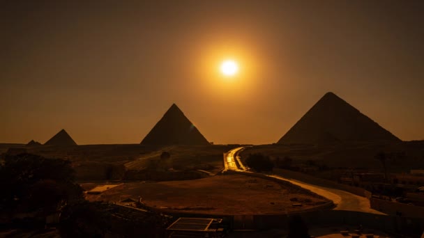 在靠近埃及开罗的吉萨的三座金字塔 Khafre Khufu和Menkaure 夕阳西下 — 图库视频影像