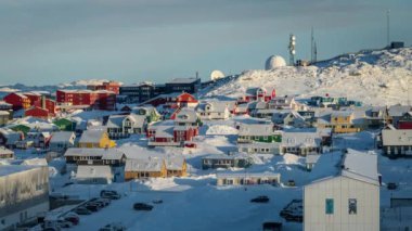 Grönland 'daki Nuuk' tan Time Lapse klibi. Kasaba evleri kış güneşinde görülüyor.