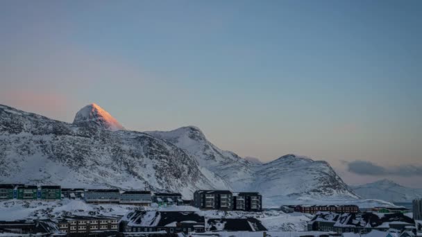 День Ночь Закат Нууке Гренландия Видом Дома Горы Позади Смотря — стоковое видео
