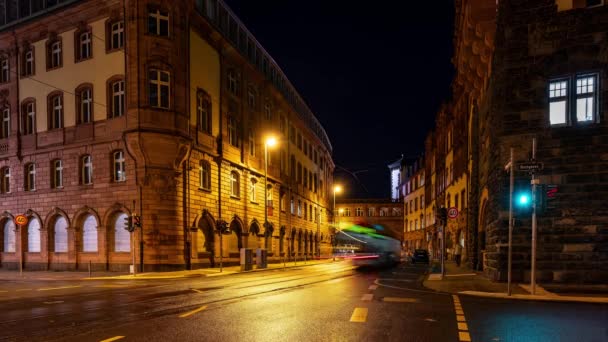 Проміжок Часу Вузької Вулиці Франкфурті Німеччина Видно Вночі Трамваями Автомобілями — стокове відео