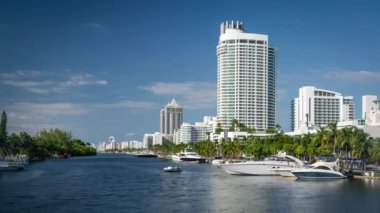 Miami Beach, Florida, ABD 'de bir kanalı geçen bir teknenin zaman klibi.