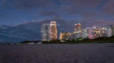 Miami Beach, Florida, ABD 'deki South Beach' teki modern apartman binalarının geceden güne zaman çizelgesi.