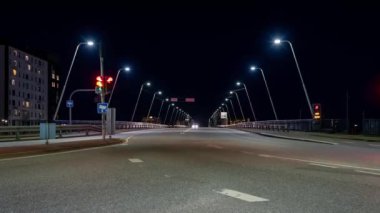 Aalborg Limfjordsbroen 'de gece yarısı araba ve otobüs klibi