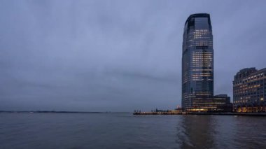 Jersey City, New Jersey, ABD 'deki Goldman Sachs Binası' nın gündüz gece hızlandırılmış klibi.
