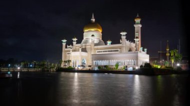 Brunei 'deki Bandar Seri Begawan' daki Omar Ali Seydien Camii 'nin hızlandırılmış klibi. Gece görüldü.