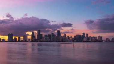 Florida, ABD 'de güzel bir günbatımında görülen Miami silueti. Hobie Adası 'ndan. Bir zaman aşımı klibi