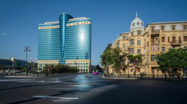 Azerbaycan 'ın merkezi Bakü' den Hilton Oteli ve işlek yollarla hızlandırılmış zaman klibi.