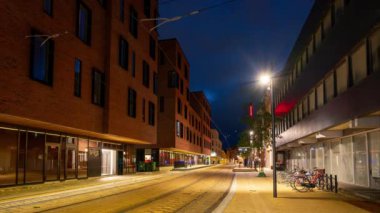 Tramvayın geçtiği gece çok yoğundu. Odense, Danimarka 'nın en büyük üçüncü şehridir. Bir zaman aşımı klibi