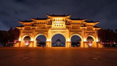 Tayvan, Taipei 'deki Özgürlük Meydanı Kemeri' nin gece görüşü. Bir zaman aşımı klibi