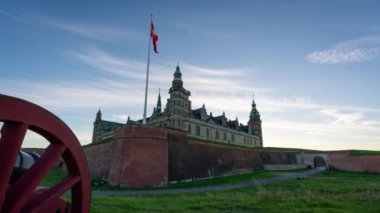 Danimarka 'nın başkenti Kopenhag' ın kuzeyindeki Helsingor 'daki ünlü Kronborg şatosunun zamanaşımı. Önplanda eski bir kanonun çarkı var.