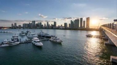 Miami ufuk çizgisinin (Florida, ABD) Günden Geceye zaman çizelgesi ve ön planda marina